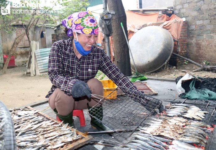 Nghề nướng cá xưa nay luôn gắn với bếp than hồng, khói bụi, vất vả, nhưng chị em làng biển ở Diễn Châu, Quỳnh Lưu, Cửa Lò... vẫn chăm chỉ, tần tảo sớm hôm, lạc quan và luôn tràn đầy hy vọng về cuộc sống tươi sáng. Ảnh: Huy Thư
