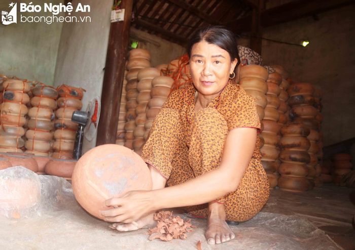 Đối với làng nghề nồi đất ở xã Trù Sơn (Đô Lương), chị em là những nghệ nhân "nặn đất thành hoa", chịu khó, chăm chỉ ngày đêm để làm nên những sản phẩm hợp với thị hiếu người tiêu dùng. Ảnh: Huy Thư