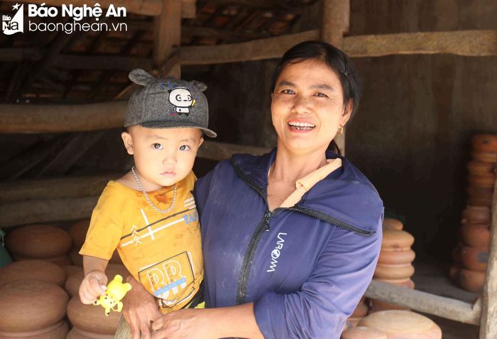 Cùng với việc hoàn thành thiên chức làm vợ, làm mẹ, làm bà, đảm đang việc nhà, hoạt động xã hội, các chị em còn là lực lượng lao động chính làm ra của cải vật chất, xây dựng kinh tế gia đình, góp phần gìn giữ, phát triển các làng nghề thủ công truyền thống. Ảnh: Huy Thư