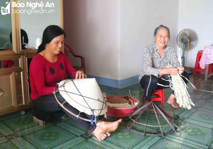 Với người dân các làng quê làm nghề nón lá ở Thanh Chương, phụ nữ là những người gìn giữ, bảo tồn và trao truyền nghề truyền thống này. Ảnh: Huy Thư