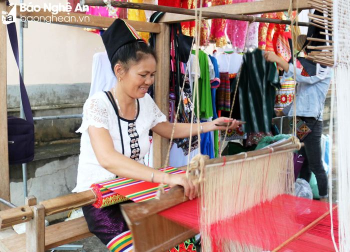 Với người dân miền núi, đặc biệt là các làng nghề thổ cẩm, các chị, các mẹ là những người trực tiếp dệt nên những tấm thổ cẩm với chất liệu tự nhiên cùng hoa văn đặc sắc, mang bản sắc riêng của các dân tộc miền Tây xứ Nghệ. Trong ảnh: Phụ nữ xã Tiên Kỳ (Tân Kỳ) say mê nghề dệt thổ cẩm. Ảnh: Huy Thư