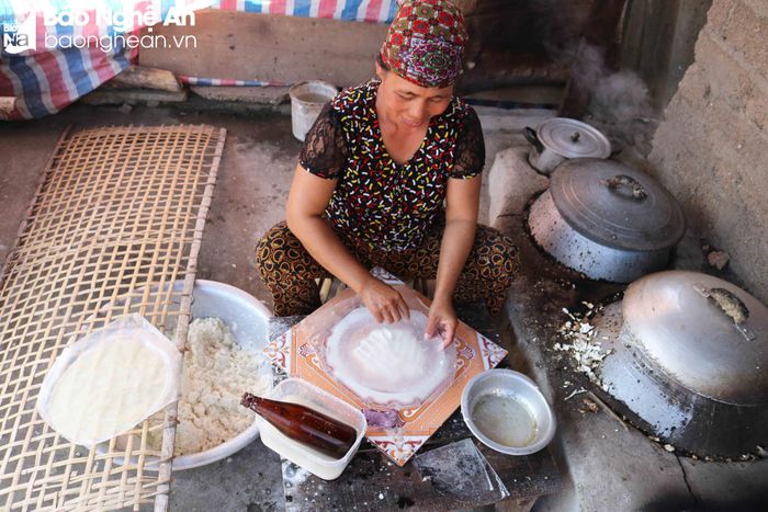 Tuy công việc không quá nặng nhọc, nhưng nhiều nghề truyền thống luôn cần đến đôi tay khéo léo, kiên trì của người phụ nữ, trong đó có nghề làm bún bánh. Tại các làng bánh đa ở xã Lưu Sơn (Đô Lương), Đại Đồng (Thanh Chương), Diễn Ngọc (Diễn Châu)... chị em là lao động chính, trực tiếp làm các nghề này. Ảnh: Huy Thư