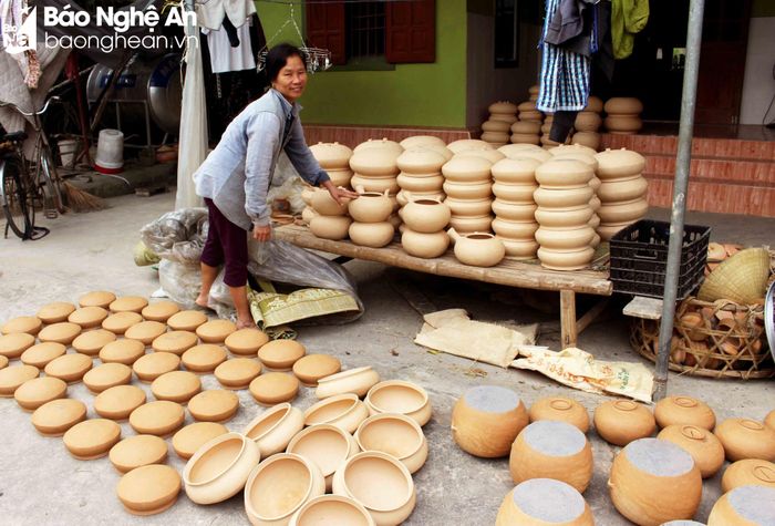 Từ đất sét, chiếc bàn xoay và những thanh tre, chị em ở "làng nồi" đã gìn giữ, trao truyền và phát huy được một nghề thủ công độc đáo, hiếm có ở xứ Nghệ. Ảnh: Huy Thư