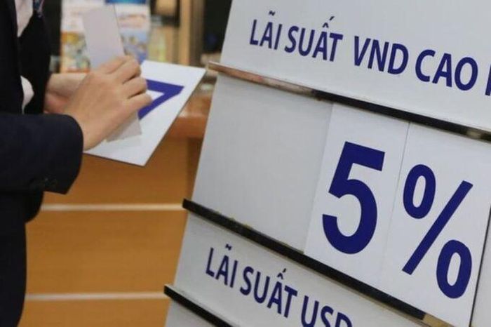  Việc các ngân hàng giảm lãi suất tiền gửi cũng là thông tin lạc quan. 