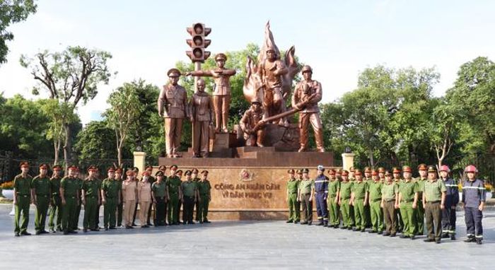 CBCS Công an quận Hai Bà Trưng tổ chức báo công tại tượng đài CAND vì dân phục vụ.