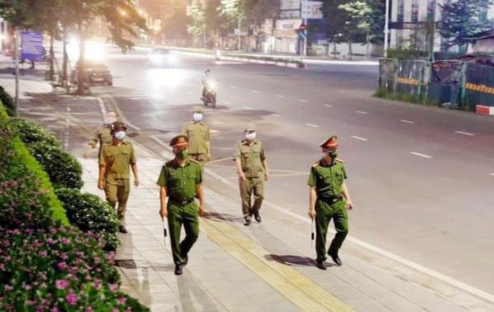 CBCS Công an quận Hai Bà Trưng trong ca tuần tra đêm.