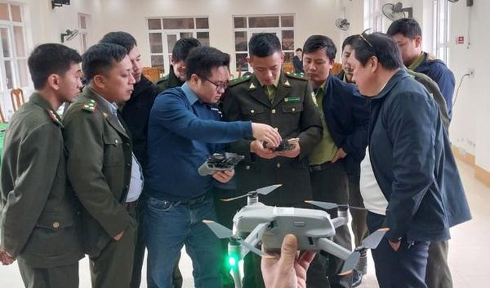 Cán bộ, công nhân viên Vườn quốc gia Phong Nha Kẻ Bàng đang tập huấn để sử dụng các thiết bị bay nhằm quản lý bảo vệ rừng. 