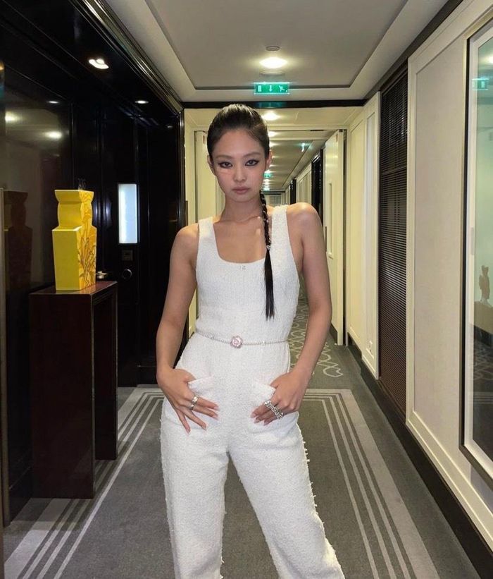  Jennie nâng tầm bộ jumpsuit trắng với nhẫn kim cương, thắt lưng ngọc trai. Ảnh: @jennierubyjane. 