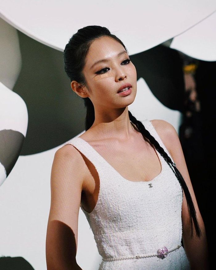  Jennie khéo léo trang điểm che vết thương dưới mắt phải, đảm bảo tính thẩm mỹ tại show thời trang của Chanel. Ảnh: @newsjennie. 