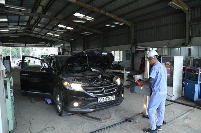 Người dân chủ động kiểm tra xe trước khi đi đăng kiểm sẽ thuận lợi hơn.