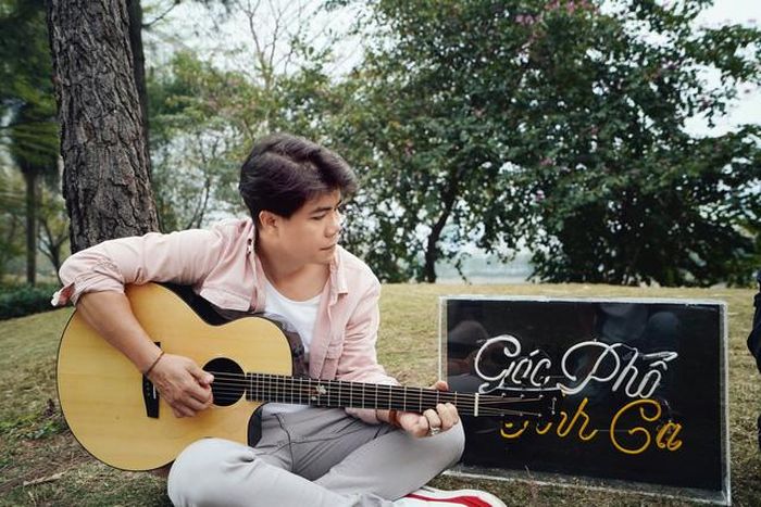 GIọng ca của những bản hit như Mùa yêu đầu, Dù có cách xa hay Bài ca tình yêu