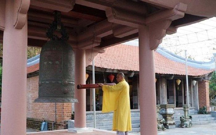 Thỉnh chuông tại Chùa Trường Sa - Ảnh: VGP/Cao Tuân