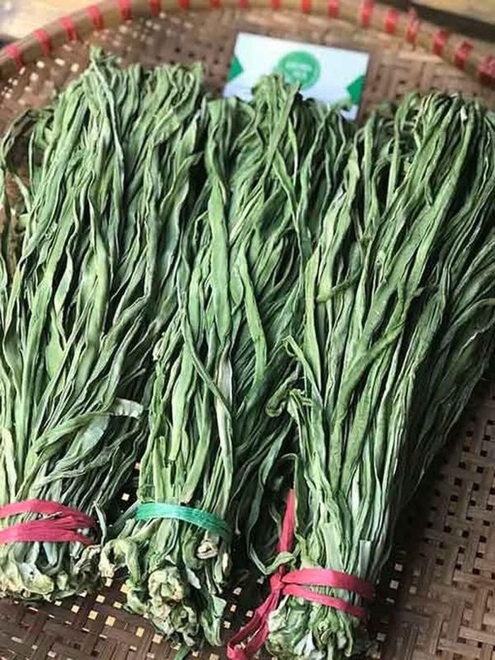Thân lá của rau tiến vua mềm nhưng dai, có kích cỡ thường bằng ngón tay út hoặc có thể to hơn. Ảnh: Nongsandungha