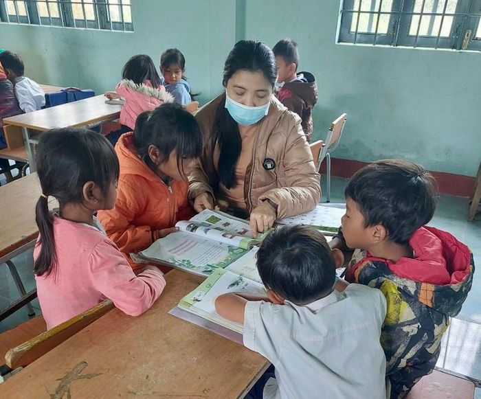 Giáo viên tăng cường tiếng Việt cho trẻ dân tộc thiểu số.