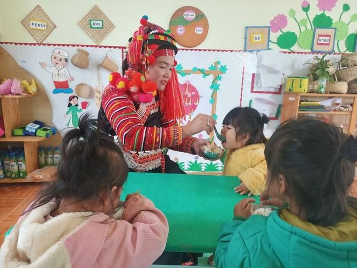 Cô Chu Thanh Nu chăm sóc cho từng trẻ mầm non.