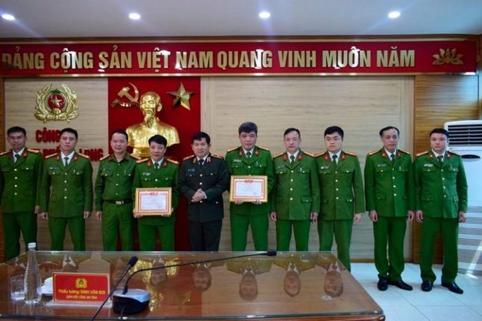 Giám đốc Công an tỉnh Quảng Ninh trao giấy khen và thưởng nóng Phòng Cảnh sát Hình sự và Công an TP Hạ Long về thành tích xuất sắc trong điều tra khám phá nhanh vụ hủy hoại tài sản trên địa bàn.