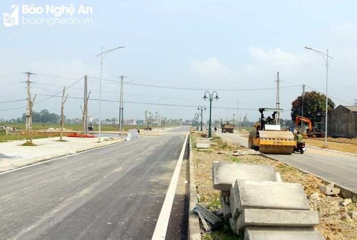 Đơn vị thi công đang tiến hành rải thảm đường đoạn phía Bắc. Ảnh: Nguyễn hải