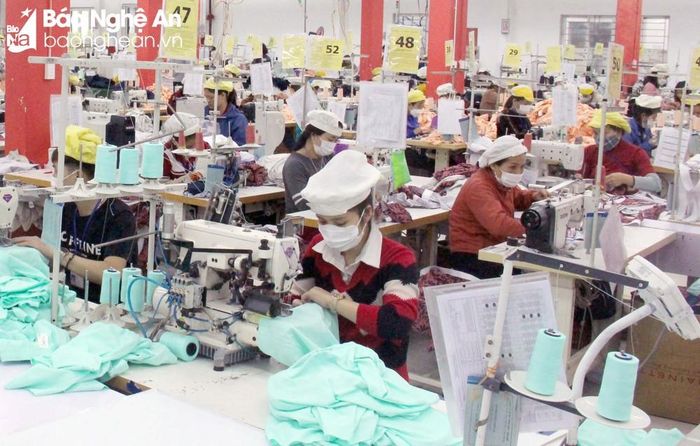 Trong guồng quay của cuộc sống công nghiệp, các công nhân nữ dường như phải dồn hết tốc lực để làm việc. Ảnh: Thanh Quỳnh
