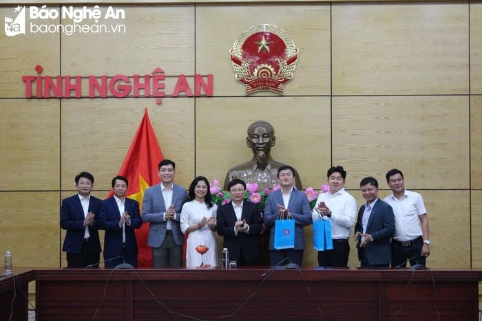 Lãnh đạo tỉnh Nghệ An trao quà lưu niệm cho Tập đoàn Y - Mart. Ảnh: Thu Huyền