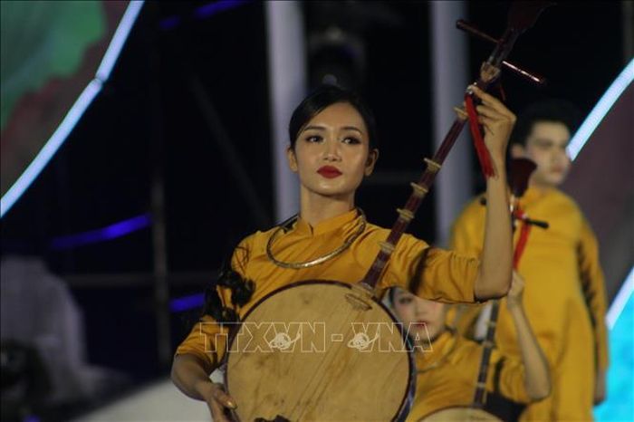 Đờn ca tài tử Nam Bộ là sản phẩm văn hóa phi vật thể của Nam Bộ, vừa mang tính bác học, vừa dân gian gắn liền với mọi sinh hoạt cộng đồng dân cư Nam Bộ.