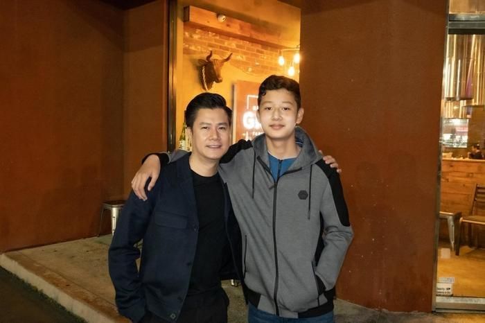 Con trai Jennifer Phạm nay đã ra dáng cậu thanh niên chững chạc, càng lớn cậu bé được nhận xét giống bố như sao y bản chính.
