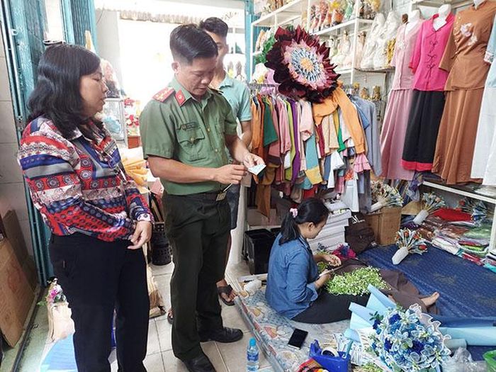 Đoàn công tác liên ngành khảo sát tại một cơ sở kinh doanh hoa tiền