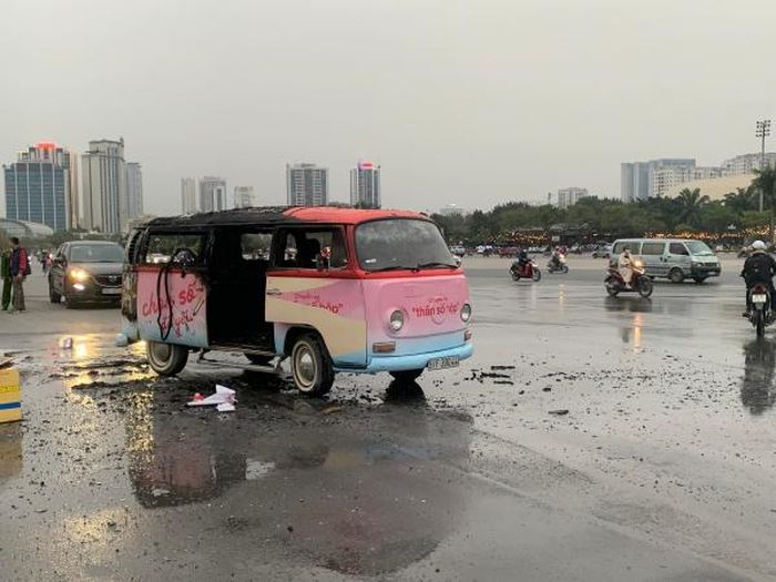 Vụ cháy khiến xe ô tô hư hỏng nặng.
