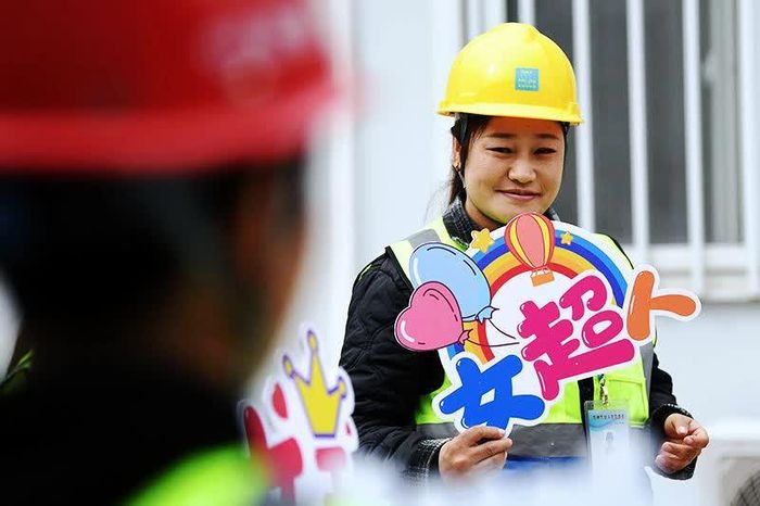 Tại một công trường xây dựng ở thành phố Lan Châu, tỉnh Cam Túc, các nữ công nhân xây dựng đã tham gia trò chơi tương tác. Ảnh: News.cn