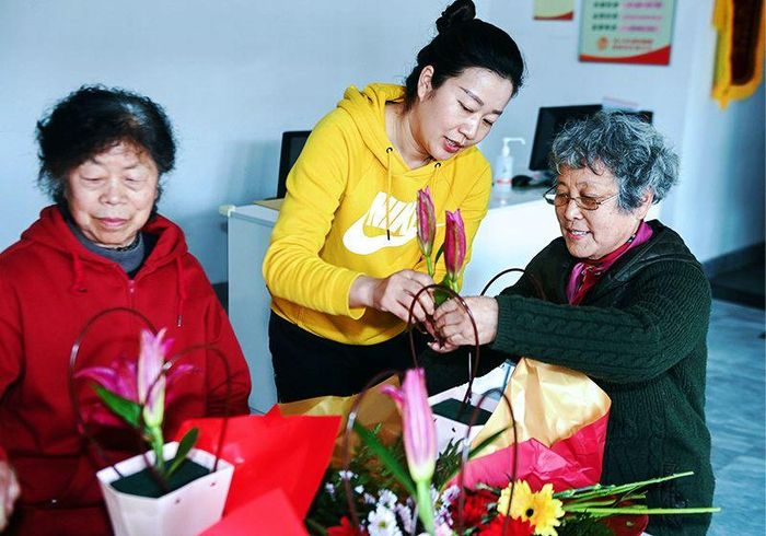 "Lớp học cắm hoa" nhân Ngày Phụ nữ. Ảnh: News.cn