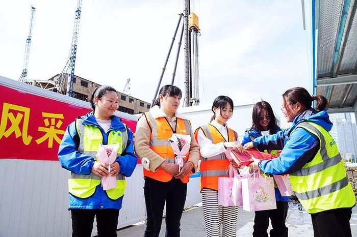 Các nữ công nhân tại công trường xây dựng của Cục Kỹ thuật xây dựng nhận được quà tặng trong ngày lễ. Ảnh: News.cn