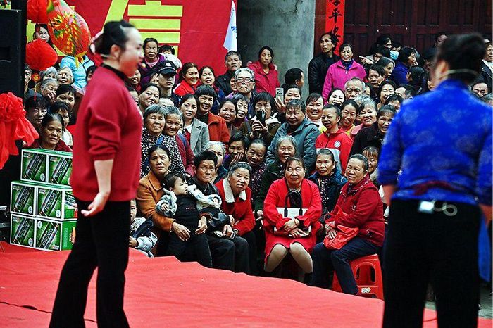 Thành phố Liễu Châu, Quảng Tây, phụ nữ xem một màn trình diễn dân gian. Ảnh: News.cn