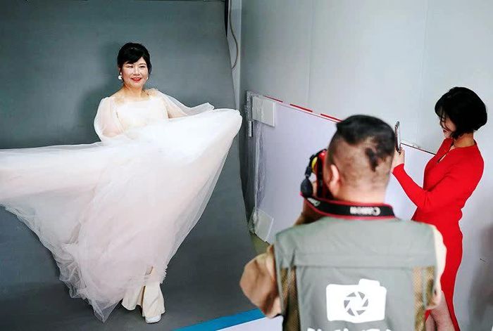 Một nhiếp ảnh gia đã chụp ảnh các nữ công nhân xây dựng trong một văn phòng tại công trường xây dựng Cơ sở công nghiệp thiết bị thông minh hàng không vũ trụ Tây An. Ảnh: News.cn