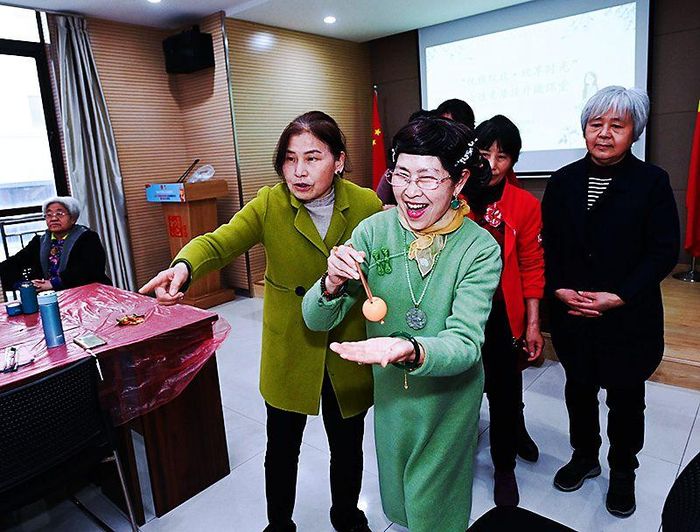 Tại thành phố Gia Hưng, Tỉnh Chiết Giang, người dân đã tham gia các trò chơi vui nhộn trong Ngày Phụ nữ. Ảnh: News.cn