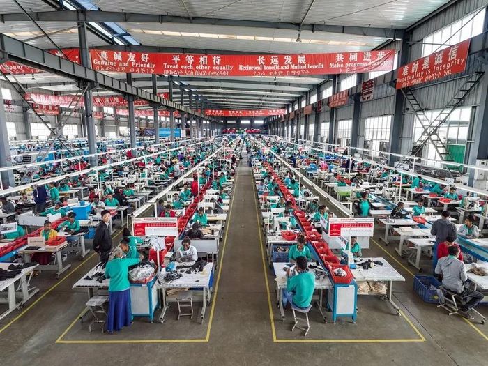  Khoảng 20 năm trước, ông Burtynsky đã chụp ảnh về sự bùng nổ phi thường của ngành sản xuất ở Trung Quốc, các nhà máy và nhiều thứ khác. Bản sao của những nhà máy đó đang xuất hiện trên khắp châu Phi. “Sự tương đồng với những gì tôi đã thấy cách đây nhiều thập kỷ là điều kỳ lạ”, ông chia sẻ với BBC. Khi Trung Quốc tiến tới trở thành một nền kinh tế dịch vụ, nước này đang chuyển các cơ sở sản xuất lớn của mình sang các nước như Nam Phi và nỗ lực thúc đẩy tăng trưởng từ những tài nguyên của lục địa này. 