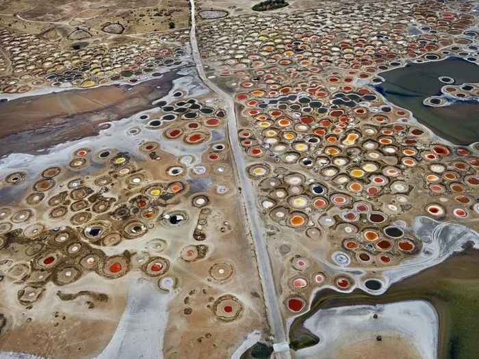  Ông Burtynsky cho biết một trong những điểm nổi bật trong hành trình của ông là chuyến thăm các ao muối ở Senegal - nhà sản xuất muối lớn nhất Tây Phi. “Những người thu hoạch muối đào những chỗ trũng nông bằng tay, sau đó đổ đầy nước muối từ các con kênh gần đó. Khi nước đã bốc hơi, khoáng chất, sắc tố và các loại tảo khác nhau kết hợp với sự phản chiếu của bầu trời để tạo ra một cảnh tượng mãn nhãn”, ông nói thêm. 