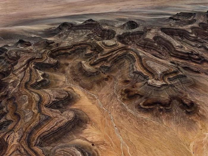  Dãy núi Tsaus của Sperrgebiet ở Namibia là một trong những địa hình đẹp nhất mà ông từng chụp, vị nhiếp ảnh gia chia sẻ. Nhìn từ trên cao, dãy núi Tsaus trông giống những đường đồng mức trên bản đồ. 