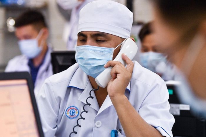  Các bệnh viện cũng có đường dây nóng để người nhà gọi xác nhận liệu con họ có thực sự gặp nạn hay không. Ảnh minh họa: Duy Hiệu. 