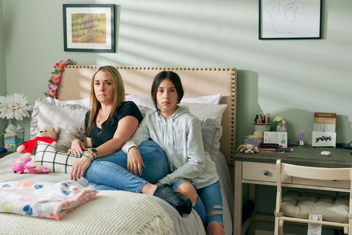  Stacey Coquelin, cùng con gái Giselle (12 tuổi), cho biết ước muốn chuyển tới nhà mới đã phải gác lại một bên. Ảnh: WSJ. 