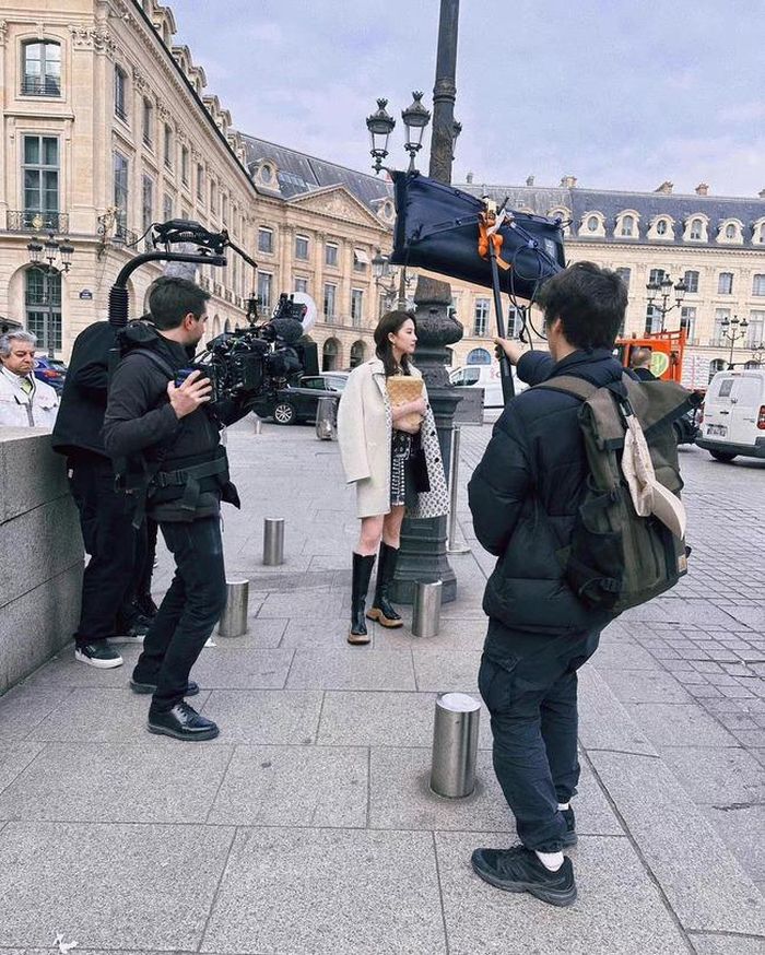 Nàng tiểu hoa thực hiện bộ ảnh thời trang trên đường phố Paris