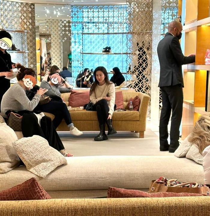 Cư dân mạng bất ngờ bắt gặp nữ diễn viên đình đám đang đi mua sắm cùng bạn bè