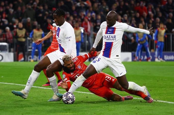 Hàng thủ PSG vất vả ngăn các chân sút chủ nhà Bayern Munich