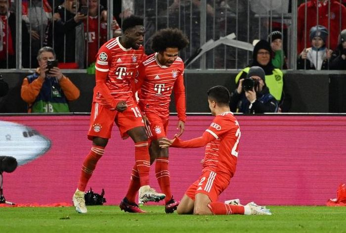 Serge Gnabry (giữa) ăn mừng pha ghi bàn ấn định chiến thắng 2-0