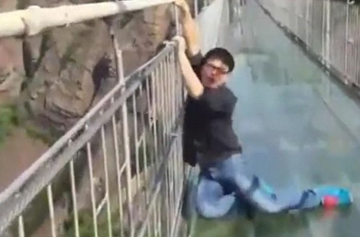 Trước đó trên MXH, không ít lần netizen phải cười bò với những màn đi cầu kính có biểu cảm "lạ lắm".