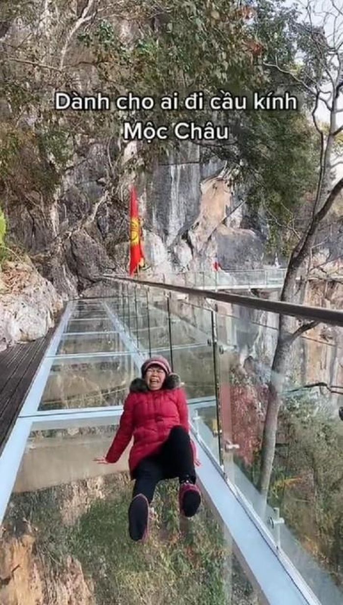 Mới đây, trên mạng truyền tay nhau hình ảnh của một cô khi đi cầu kính ở Mộc Châu.
