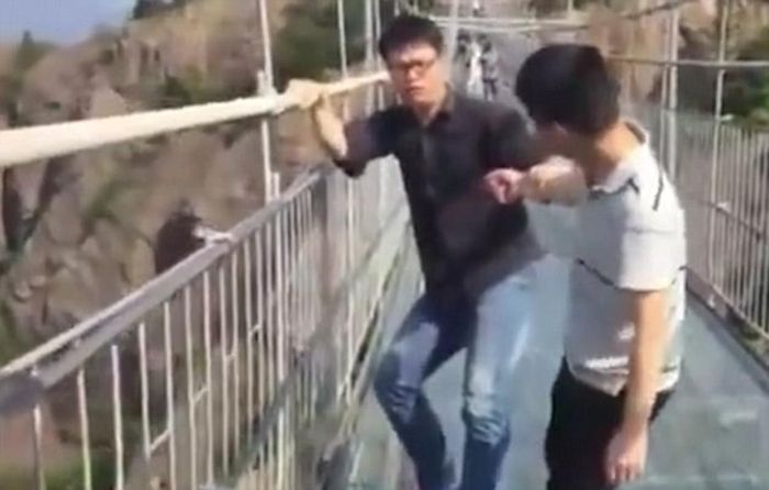 Một chàng trai bày tỏ sự hoảng sợ khi đi cầu kính tại Trung Quốc.