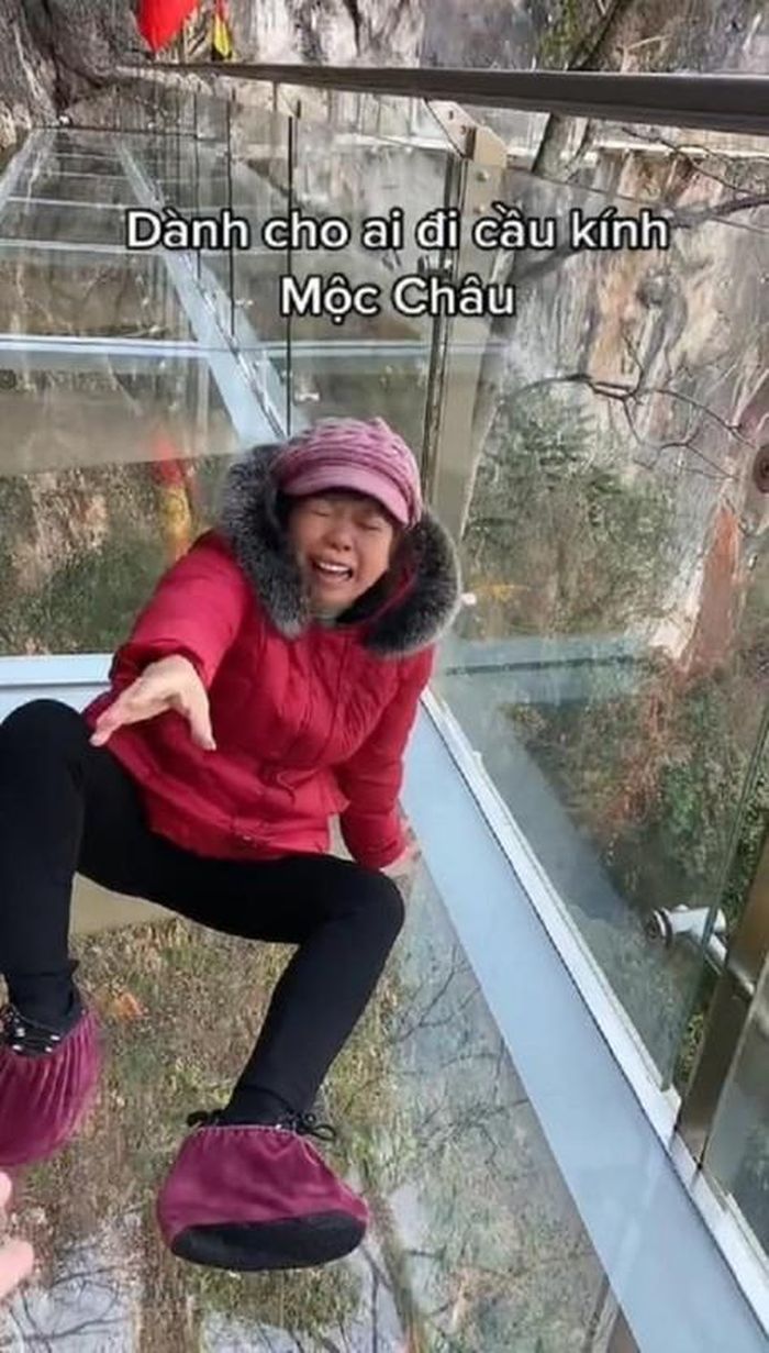 Sau đó, cô đã được người đi cùng đoàn đỡ và dìu tới đích. Nhìn hình ảnh này, những ai sợ độ cao chắc phần nào hiểu được cảm giác của cô.
