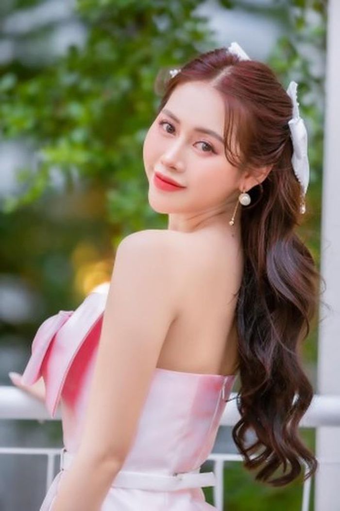 Sở hữu chiều cao 1m66 cùng vóc dáng thon thả, vòng nào ra vòng nấy là những đặc điểm hình thể nổi bật của “chị Google”. Cô theo đuổi hình tượng gợi cảm theo phong cách tập gym cơ bắp, khỏe mạnh chứ không phải kiểu yểu điệu, mềm mại như thường thấy.