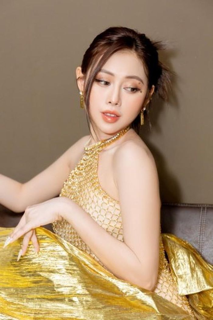 Chính phong cách này của Phương Thoa từng gây tranh cãi trên mạng xã hội. Và hình thể đẹp như hiện tại cũng là nhờ nhiều năm kiên trì với gym và các bài tập nặng.