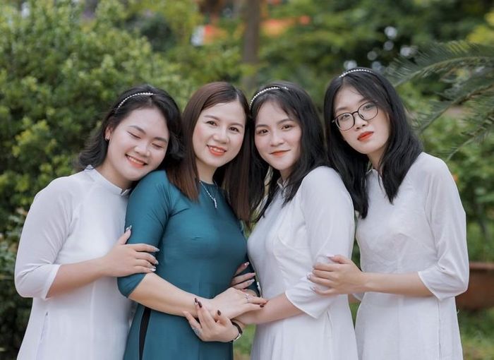 Cô Lê Thị Tâm cùng học trò.