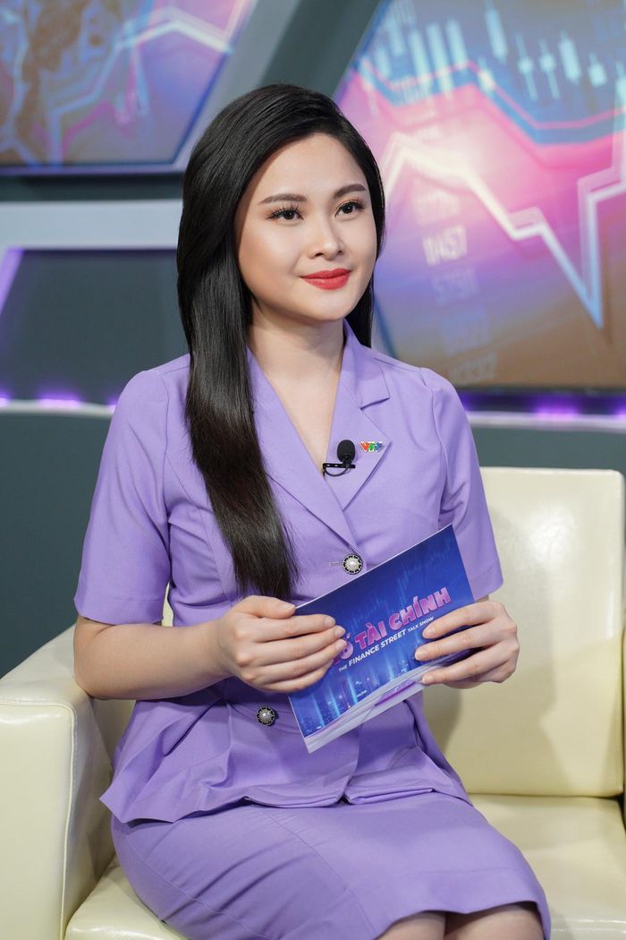 Khánh Ly tiết lộ, tủ quần áo để mặc khi dẫn chương trình tài chính của cô không có màu đỏ và màu xanh lơ.